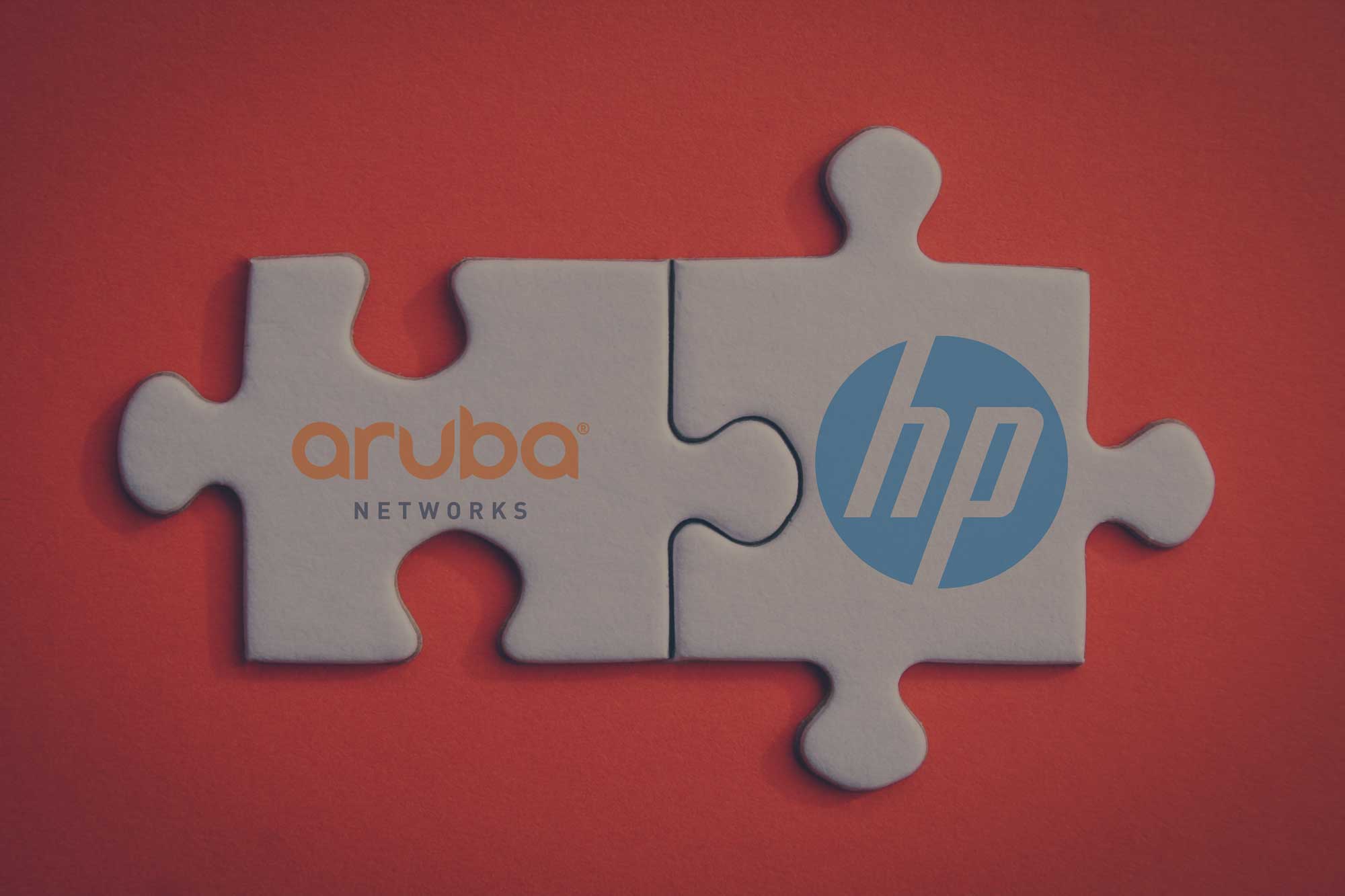 two connected puzzle pieces with an Aruba and HP logo on each
